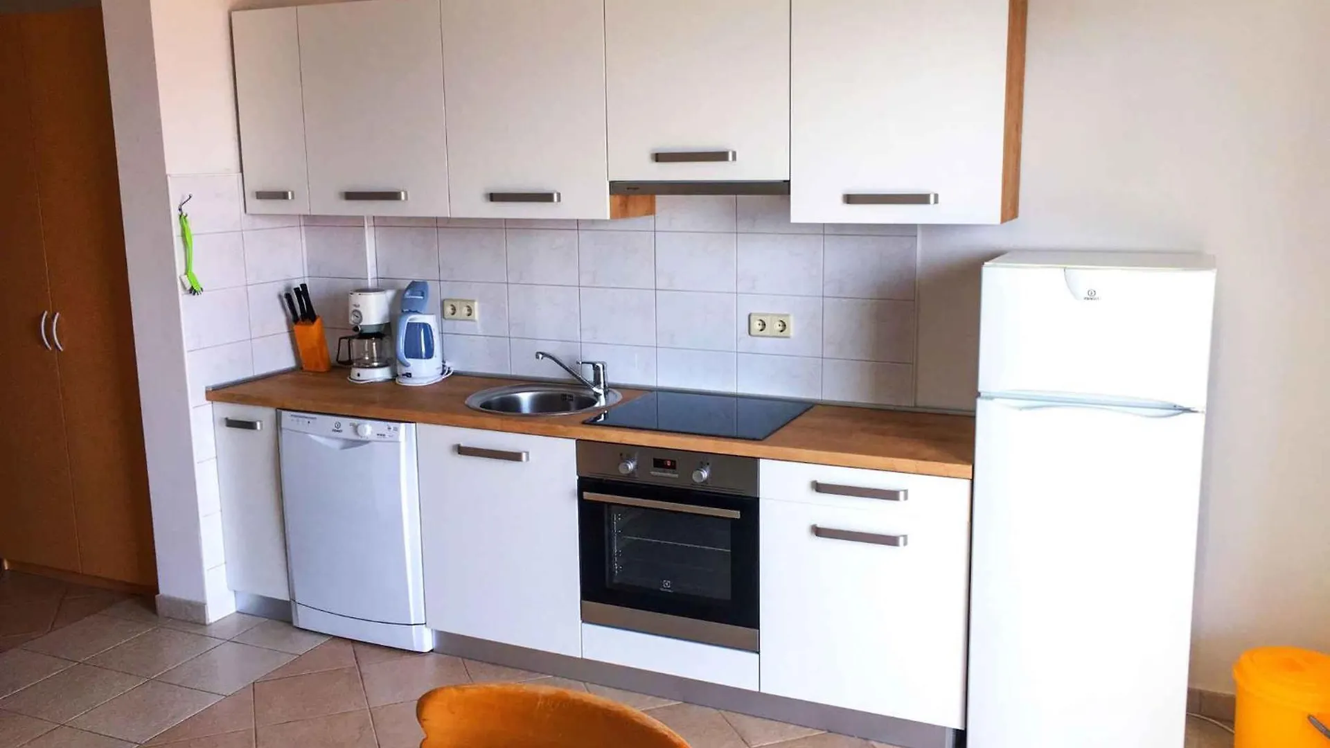 Apartment Okrug Gornji 3 特罗吉尔