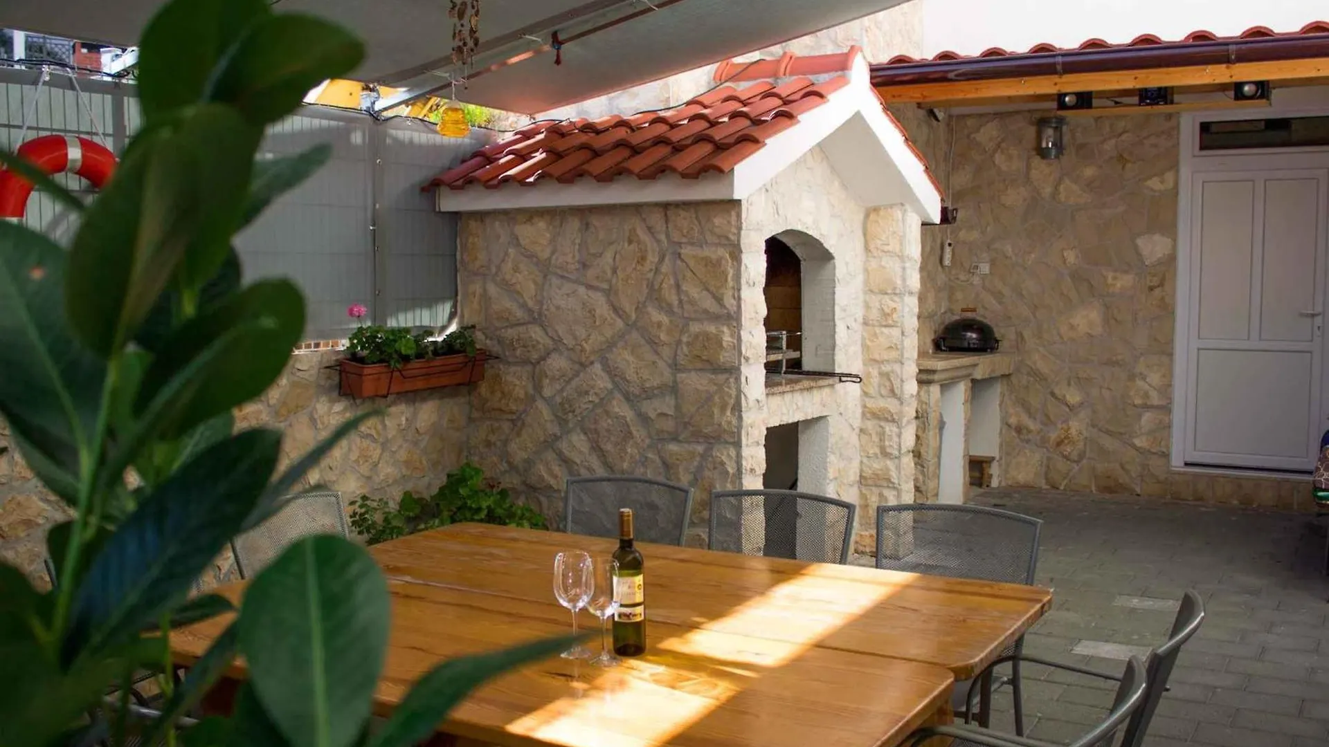Apartment Okrug Gornji 3 特罗吉尔